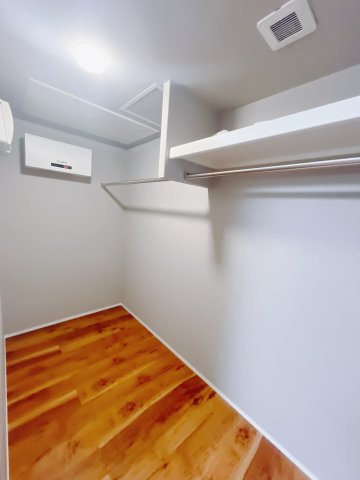 【中古戸建】北群馬郡吉岡町大字大久保の収納|■WIC｜主寝室には夢のウォークインがございます♪お洋服やバッグだけでなく、増えていくお洋服やご家族での思い出の品もしっかりと収納します( ＾＾ )