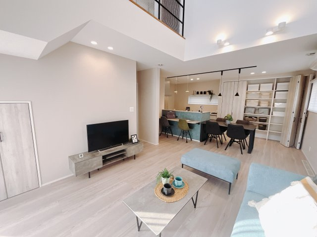 【新築戸建】北群馬郡吉岡町大字大久保の居間・リビング|■リビング｜家具付きモデルハウスなので生活イメージがつきやすくご見学オススメです♪