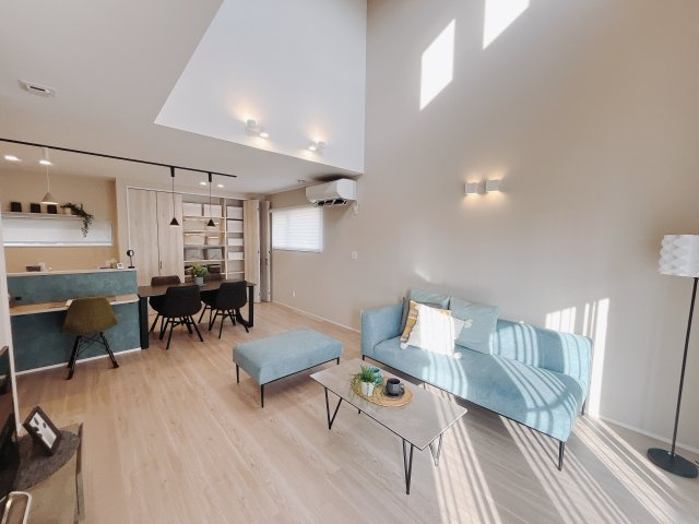 【新築戸建】北群馬郡吉岡町大字大久保の居間・リビング|■リビング｜落ち着きのある表情を見せるリビングダイニング。太陽の光がたっぷり差し込むリビングは、自然とご家族が集まる居心地の良い空間です。