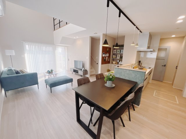 【新築戸建】北群馬郡吉岡町大字大久保の居間・リビング|■リビング｜陽当たり良好のリビングダイニング♪賃貸では叶わなかった、お友達とのホームパーティや大音量で映画やテレビを楽しむことができます(*^^*)