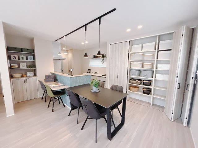 【新築戸建】北群馬郡吉岡町大字大久保の居間・リビング|■リビング｜窓から射し込む陽射しが縦横に広がり、あたたかな空間を形作ります♪木目のきれいなフローリングとシンプルな壁紙は、一日中家に居ても飽きることなく過ごすことができる素敵な空間です