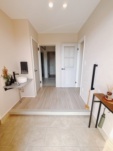 【新築戸建】北群馬郡吉岡町大字大久保の玄関|■玄関｜「玄関から、我が家を心地よく。自然の風や光を感じられる気持ちのいい玄関へ。」永く居心地のいい暮らしを演出する快適性能と安心を両立させたドアを採用しました！