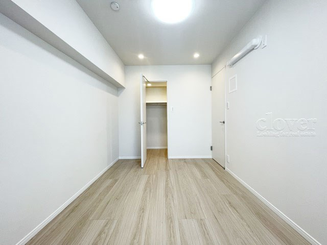 【寝室】 | 中銀三鷹マンシオン | 洋室1　大きな収納力が魅力の洋室。多くのお客様から、「欲しいもの＝収納」という声をいただきますが、まさにこのようなお部屋は需要の高さを感じます。～即日のご見学可能～　お問合せはお気軽にどうぞ。