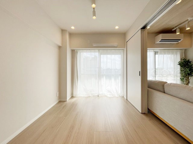 【子供部屋】 | 中銀三鷹マンシオン | 洋室3　窓から明るい光が差し込む洋室。ベッドを置いて個人居室にする場合は、多くの時間を過ごすことになる空間です。使い勝手や落ち着きを想像してください。～即日のご見学可能～　お問合せはお気軽にどうぞ。