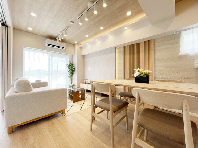 【居間・リビング】 | 中銀三鷹マンシオン | ゆったりと過ごせるよう機能的にデザインされたLD（リビング・ダイニング）の様子。その明るさや奥行きを感じてください。～即日のご見学可能～　お問合せはお気軽にどうぞ。