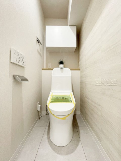 【トイレ】 | 中銀三鷹マンシオン | 温水洗浄便座付き　上部に収納を備えたトイレです。自宅の中でも最もプライベートな空間だからこそ、ほしい「落ち着き」がここにあります。～即日のご見学可能～　お問合せはお気軽にどうぞ。