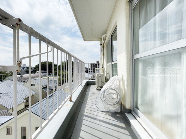 【バルコニー】 | 中銀三鷹マンシオン | バルコニーの様子。ここからの眺めが、日々のストレスを発散してくれることでしょう。ちなみにバルコニーは専有部分ではなく「共用部分」の扱いです。～即日のご見学可能～　お問合せはお気軽にどうぞ。