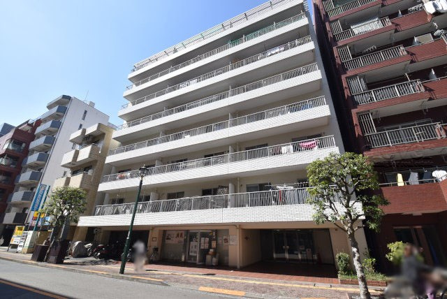 【現況写真】 | 中銀三鷹マンシオン | 前面道路と外観の様子です。～即日のご見学可能～　お問合せはお気軽にどうぞ。