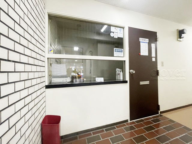 【受付】 | 中銀三鷹マンシオン | 管理人さんが勤務する管理室。このマンションがきれいに保たれているのは、もちろん管理人さんのおかげ。～即日のご見学可能～　お問合せはお気軽にどうぞ。