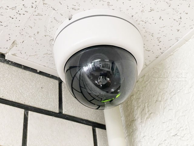 【防犯設備】 | 中銀三鷹マンシオン | 建物や敷地の隅々に目を光らせる防犯カメラが設置されています。現地を見学される際には、カメラの存在やその台数にも意識を払ってみてください。～即日のご見学可能～　お問合せはお気軽にどうぞ。