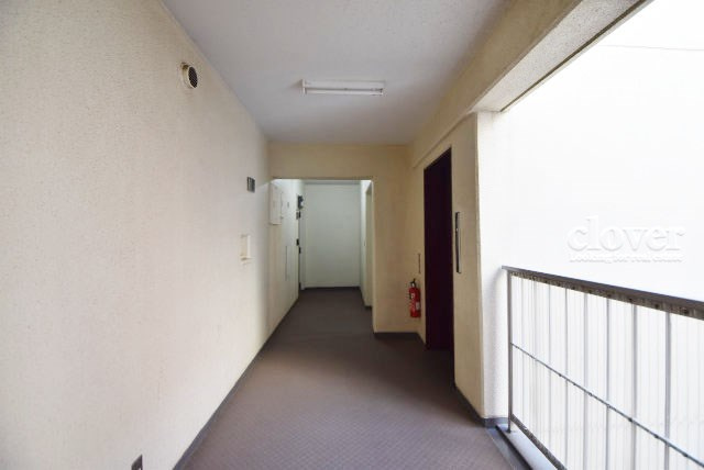 【その他共用部分】 | 中銀三鷹マンシオン | 当該フロアの共用廊下です。ここもきれいに清掃されています。周囲のお部屋の様子も、ぜひ伺ってみてください。～即日のご見学可能～　お問合せはお気軽にどうぞ。