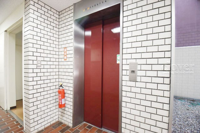 【設備】 | 中銀三鷹マンシオン | 無いと困ってしまう設備の筆頭がエレベーター。定期的なメンテナンスが必要な大型機械です。よく整備されていることをご確認ください。～即日のご見学可能～　お問合せはお気軽にどうぞ。
