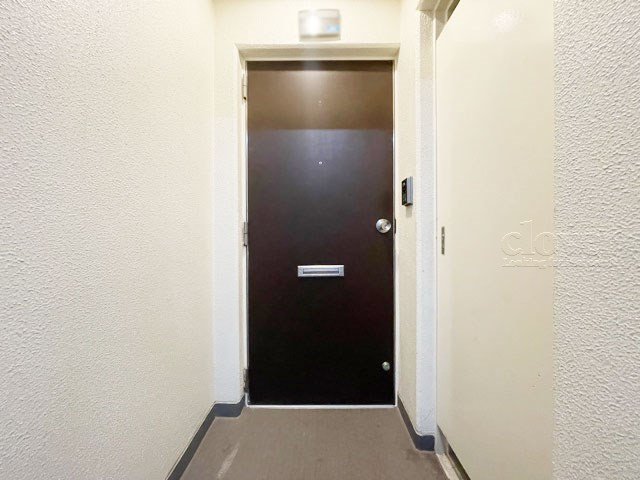 【その他共用部分】 | 中銀三鷹マンシオン | 皆様をお迎えする、お部屋の玄関ドア。開けやすさや開放角度、ドアノブの操作しやすさや鍵の形状などを、現地で一度ご確認ください。～即日のご見学可能～　お問合せはお気軽にどうぞ。