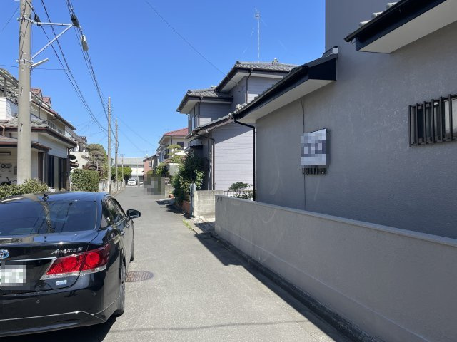 【前面道路含む現地写真】 | 熊谷市拾六間　中古戸建