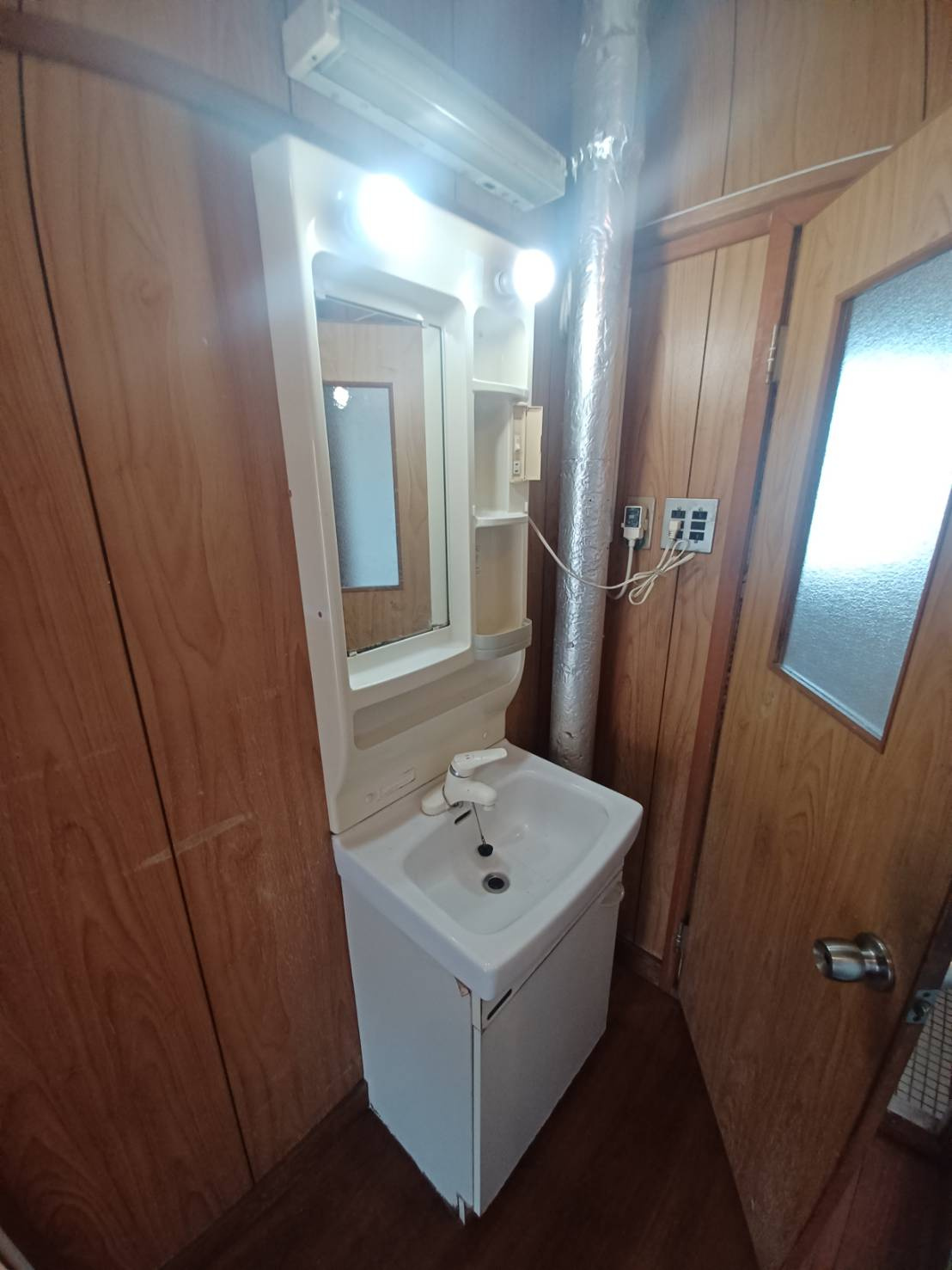 三倉マンションの独立洗面台