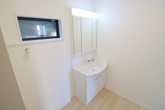 【洗面所】 | 富士見市水子　新築一戸建住宅　全3棟　(ふじみ野店) | 【2026年1月撮影】
使い勝手の良い三面鏡で朝の身支度もバッチリ！