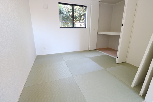 【和室】 | 富士見市水子　新築一戸建住宅　全3棟　(ふじみ野店) | 【2026年1月撮影】
ごろんと横になってくつろげる洋風和室です。