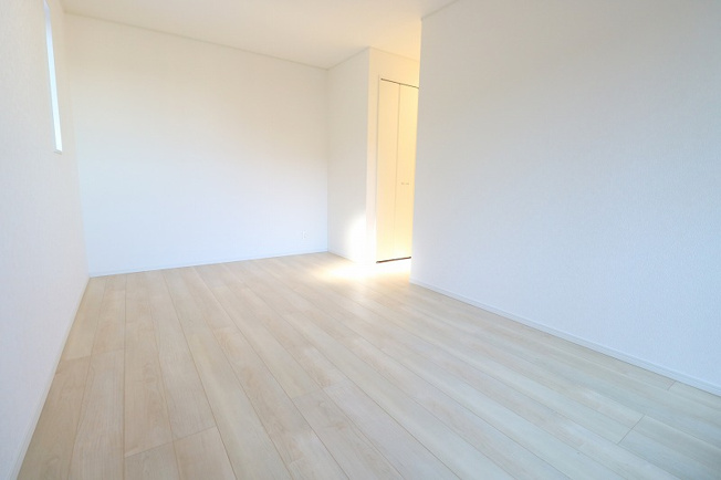 【寝室】 | 富士見市水子　新築一戸建住宅　全3棟　(ふじみ野店) | 【2026年1月撮影】
洋室8.5帖。
全居室収納付き！プライベート空間となる２階居室は６帖以上。
ご家族それぞれが快適に暮らせる住まいです。