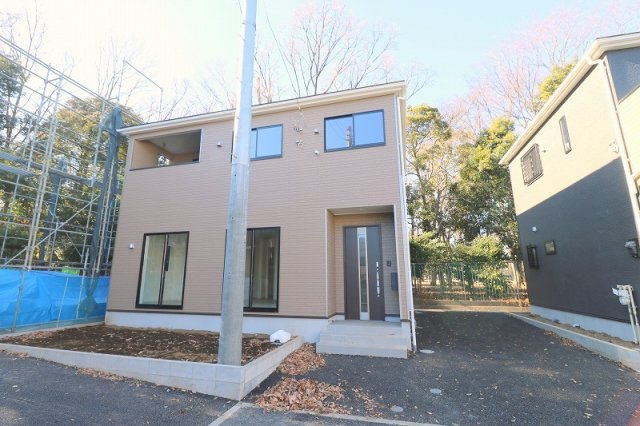 【外観】 | 富士見市水子　新築一戸建住宅　全3棟　(ふじみ野店) | 【2026年1月撮影】
防犯カメラや人感センサー付玄関灯で安心の暮らしを支えます。