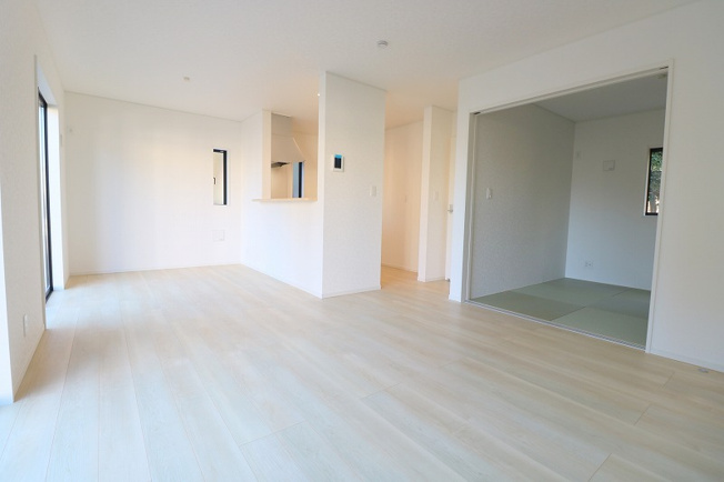 【居間・リビング】 | 富士見市水子　新築一戸建住宅　全3棟　(ふじみ野店) | 【2026年1月撮影】
16帖の広々LDK！横には4.5帖の和洋室がございます。