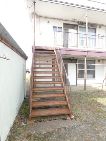 白百合マンション２号棟のエントランス