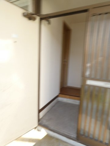 白百合マンション２号棟の玄関