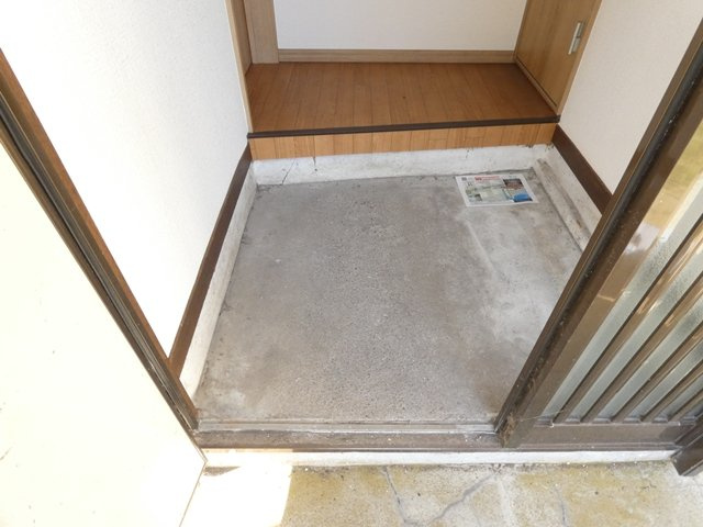 白百合マンション２号棟の玄関