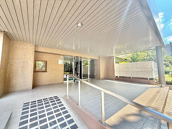 ファミール亀有壱番館のエントランス