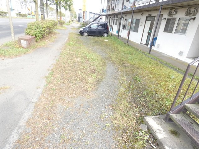 白百合マンション３号棟の駐車場