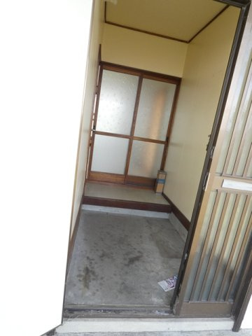 白百合マンション３号棟の玄関