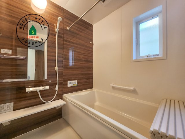 大野城市緑ヶ丘4丁目第3-1棟（1号棟）　の浴室|ウ窓もあるので換気も安心ですね。同社仕様。1日の疲れを癒してくれる広々バスルーム。雨の日のお洗濯にも大活躍な浴室乾燥機付です！