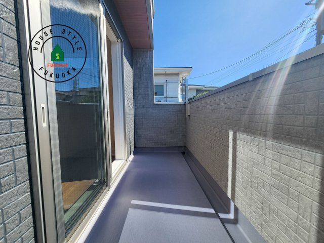 大野城市緑ヶ丘4丁目第3-1棟（1号棟）　のバルコニー|風をしっかりと感じられるバルコニーでは、毎日が洗濯日和です。広々としているので洗濯も楽しくなるでしょうし、気分転換にバルコニーからの眺めを楽しむのもいいでしょう。