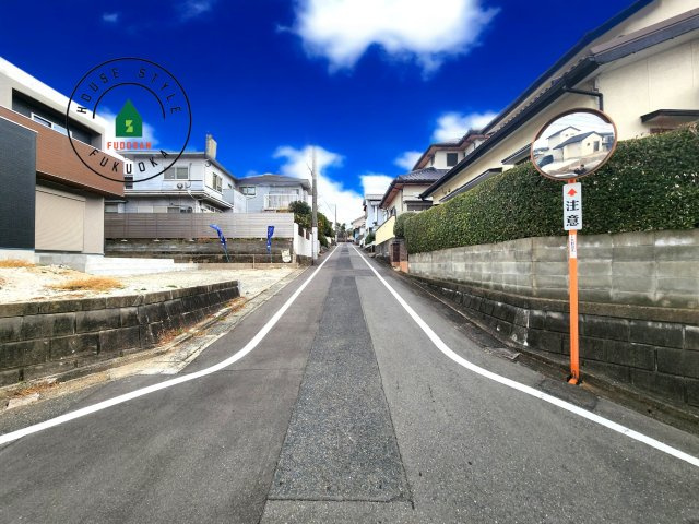 大野城市緑ヶ丘4丁目第3-1棟（1号棟）　の前面道路含む現地写真|前面道路は閑静な住宅地をはしる車通りの少ない道路。お車の出し入れが苦手なママや小さなお子様にも安心ですね。しっかり舗装もされているので、ベビーカーや自転車で通っても快適に通行できます。
