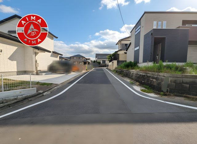 大野城市緑ケ丘4丁目第3-1棟（1号棟）　の前面道路含む現地写真|前面道路は閑静な住宅地をはしる車通りの少ない道路。お車の出し入れが苦手なママや小さなお子様にも安心ですね。しっかり舗装もされているので、ベビーカーや自転車で通っても快適に通行できます。