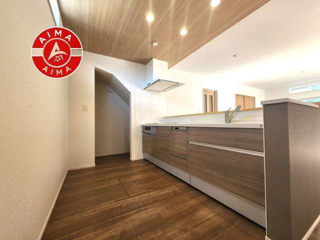 大野城市緑ケ丘4丁目第3-1棟（1号棟）　のキッチン|ダイニングテーブルへの配膳がラクラク、お料理はかどるカウンター付きシステムキッチン！