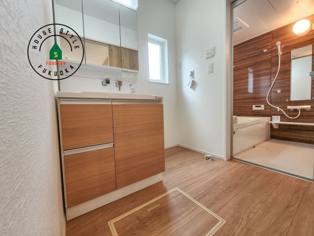 福津市福間南3丁目第1-7棟（2号棟）　の脱衣所|ゆとりの洗面スペースで朝の身支度もスムーズに。暮らしを快適に変えるシャワー付洗面台です！