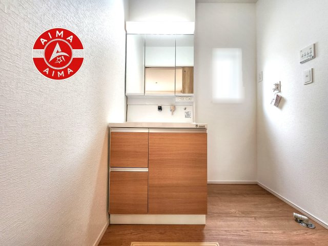 福津市福間南3丁目第1-7棟（2号棟）　の独立洗面台|毎日使うものだから清潔な空間を保ちたい水回り。洗面にはそんな願いを解消させてくれる収納アイデアが満載です。三面鏡の裏側にはキャビネットが現れ小物から背の高い物まで収納できます。