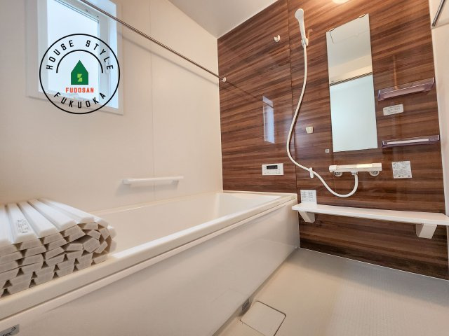 福津市福間南3丁目第1-7棟（2号棟）　の浴室|ウ窓もあるので換気も安心ですね。同社仕様。1日の疲れを癒してくれる広々バスルーム。雨の日のお洗濯にも大活躍な浴室乾燥機付です！