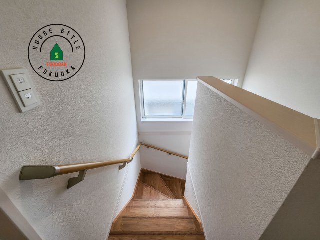 福津市福間南3丁目第1-7棟（2号棟）　の内装|階段からも明るい光が入ります。採光や通風も階段の重要な役割です。