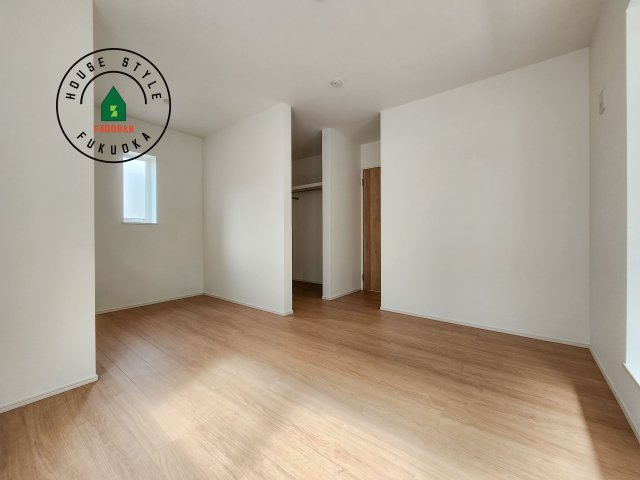 福津市福間南3丁目第1-7棟（2号棟）　の寝室|主寝室には収納力に優れたクローゼットがありますので、お部屋もすっきり片付きます。