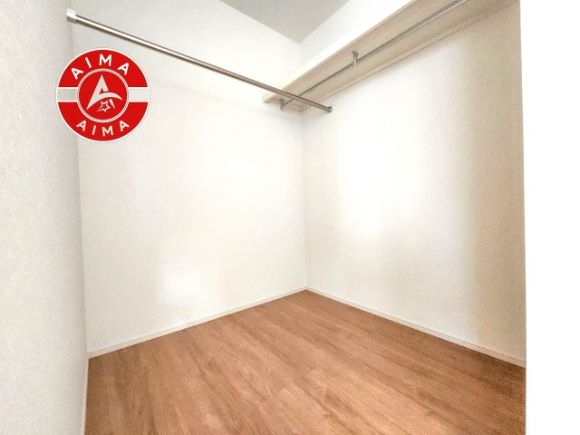 福津市福間南3丁目第1-7棟（2号棟）　の収納|洋服や大きな荷物が多い方や人数の多いご家族などは、一般的なクローゼットよりもウォークインクローゼットのほうが使い勝手が良いです。