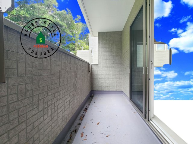 福津市福間南3丁目第1-7棟（2号棟）　のバルコニー|風をしっかりと感じられるバルコニーでは、毎日が洗濯日和です。広々としているので洗濯も楽しくなるでしょうし、気分転換にバルコニーからの眺めを楽しむのもいいでしょう。