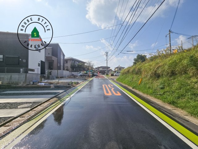 福津市福間南3丁目第1-7棟（2号棟）　の前面道路含む現地写真|前面道路は閑静な住宅地をはしる車通りの少ない道路。お車の出し入れが苦手なママや小さなお子様にも安心ですね。しっかり舗装もされているので、ベビーカーや自転車で通っても快適に通行できます。