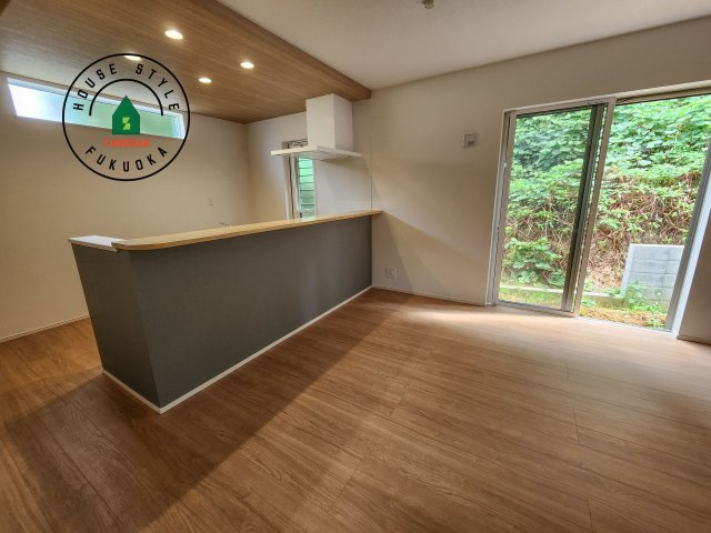 福津市福間南3丁目第1-7棟（2号棟）　のダイニング|キッチンから立ち込める香りが今日の料理を期待させます。