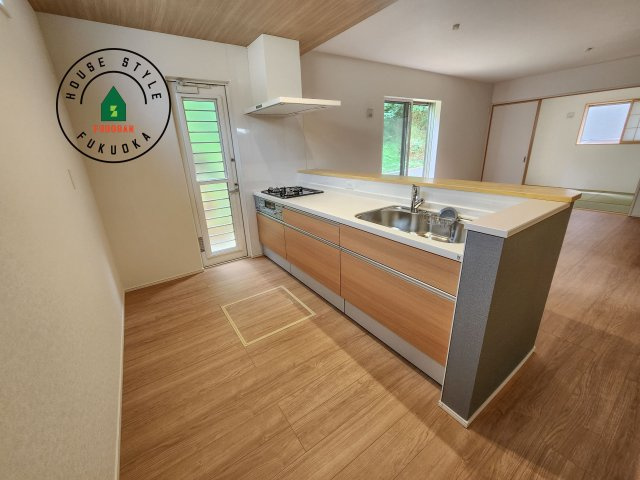 福津市福間南3丁目第1-7棟（2号棟）　のキッチン|ダイニングテーブルへの配膳がラクラク、お料理はかどるカウンター付きシステムキッチン！