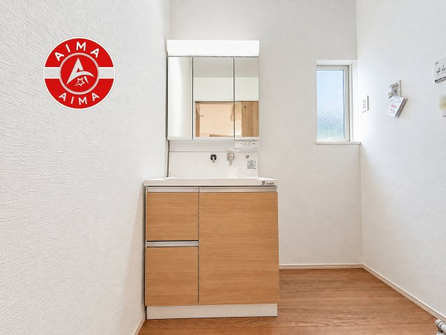 福津市福間南3丁目第1-7棟（4号棟）　の独立洗面台|毎日使うものだから清潔な空間を保ちたい水回り。洗面にはそんな願いを解消させてくれる収納アイデアが満載です。三面鏡の裏側にはキャビネットが現れ小物から背の高い物まで収納できます。