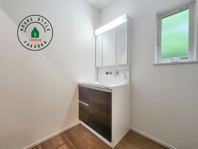 福津市福間南3丁目第1-7棟（6号棟）　の独立洗面台|毎日使うものだから清潔な空間を保ちたい水回り。洗面にはそんな願いを解消させてくれる収納アイデアが満載です。三面鏡の裏側にはキャビネットが現れ小物から背の高い物まで収納できます。