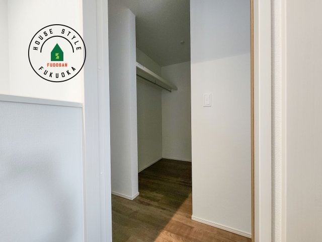 福津市福間南3丁目第1-7棟（6号棟）　の収納|洋服や大きな荷物が多い方や人数の多いご家族などは、一般的なクローゼットよりもウォークインクローゼットのほうが使い勝手が良いです。