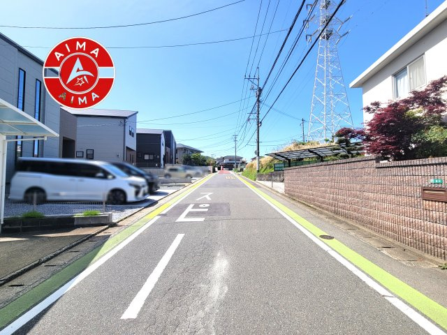 福津市福間南3丁目第1-7棟（6号棟）　の前面道路含む現地写真|前面道路は閑静な住宅地をはしる車通りの少ない道路。お車の出し入れが苦手なママや小さなお子様にも安心ですね。しっかり舗装もされているので、ベビーカーや自転車で通っても快適に通行できます。