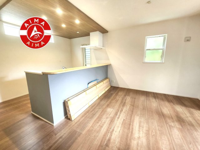 福津市福間南3丁目第1-7棟（6号棟）　のダイニング|キッチンから立ち込める香りが今日の料理を期待させます。